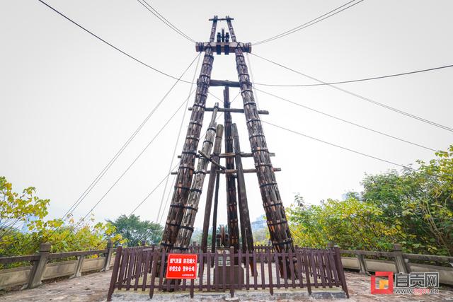 天车中的牛郎织女 自贡这里有两座"东方埃菲尔铁塔"深情对视
