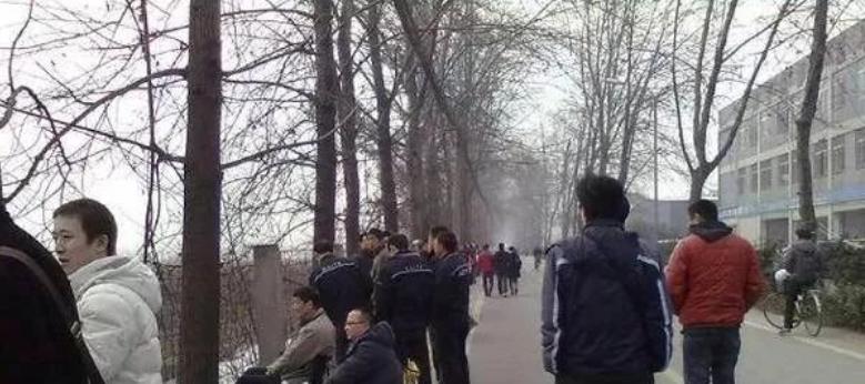 资料图：歼-20首飞当日，成都某机场外围的围观“爬墙”群众 图片来源：环球网军事