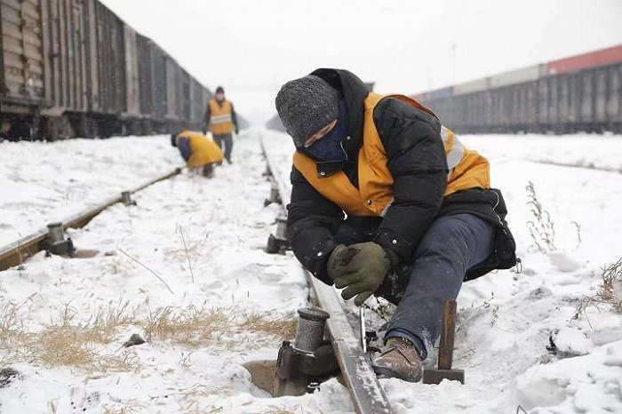 冬日里的暖阳致敬寒冬中坚守的户外工作者