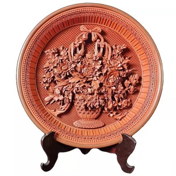 雕漆艺术设计有限公司的前身是北京雕漆厂,出厂的"紫禁城"牌雕漆作品