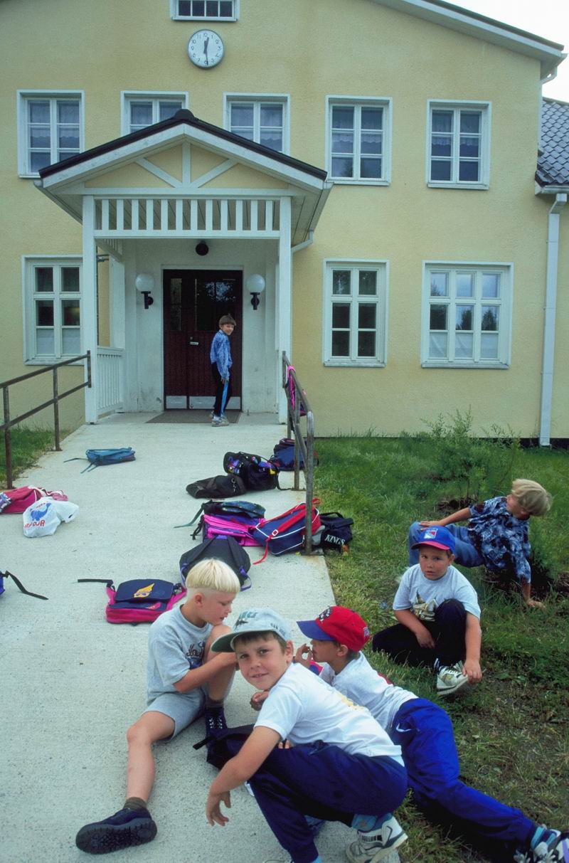 在芬兰,孩子在学校外面休息