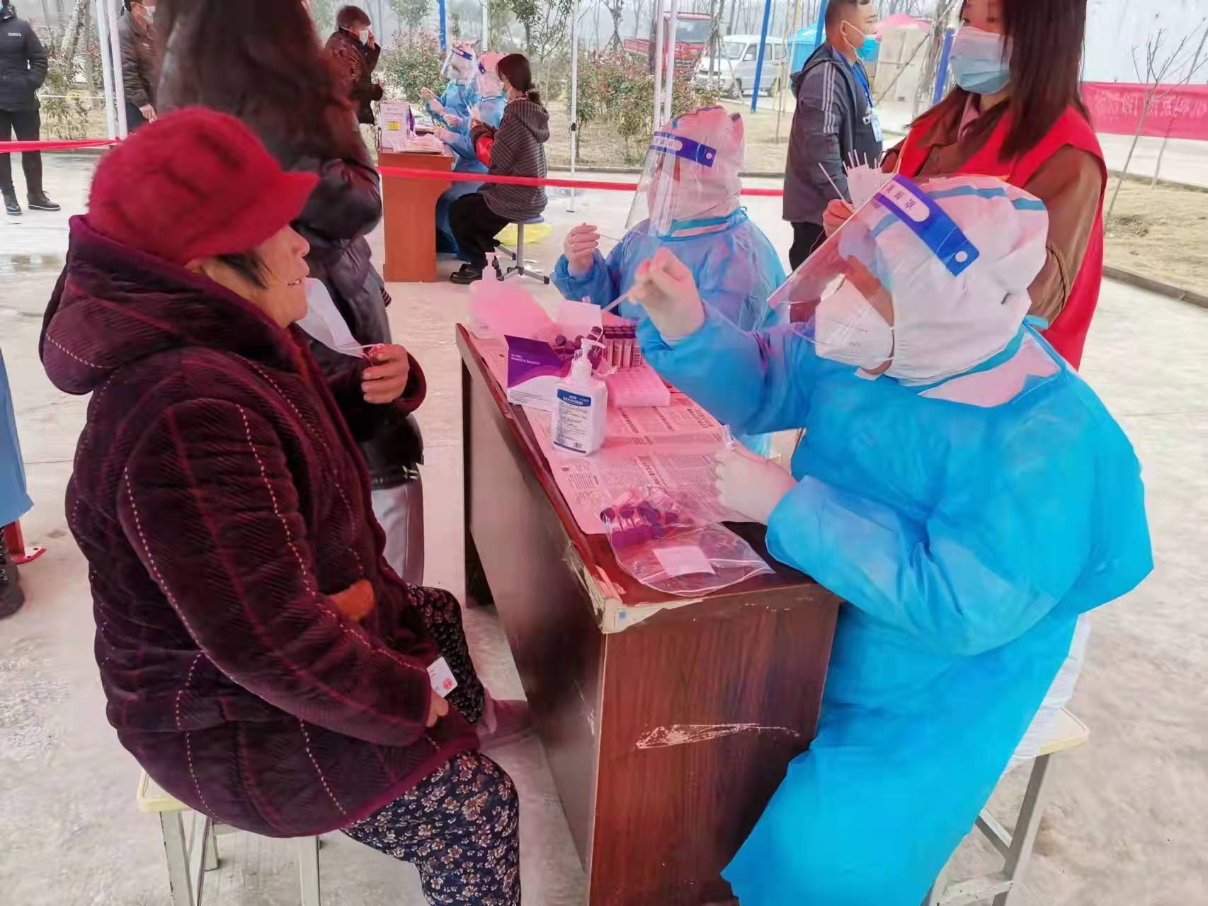 河南抗疫一线78岁白发村医：搞了一辈子防疫，现在躲开我会不安休闲区蓝鸢梦想 - Www.slyday.coM