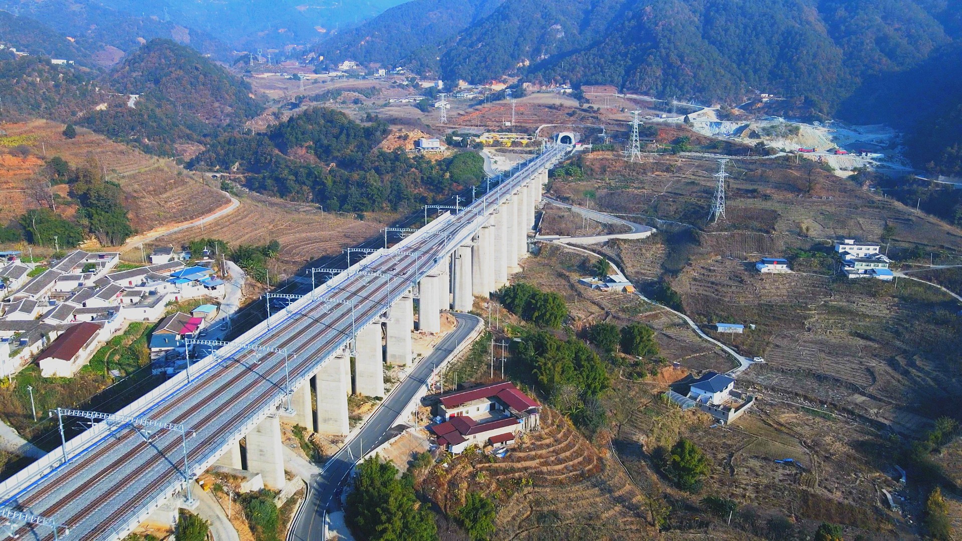 复兴号驶入大凉山凉山彝族自治州正式迈入动车时代