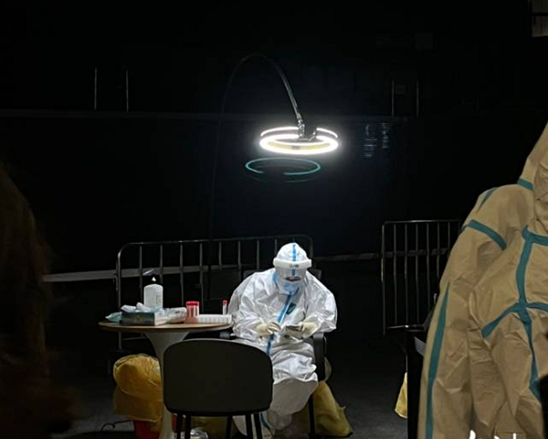 自带光环真天使深圳核酸检测人员夜间工作照流出引起网友共鸣
