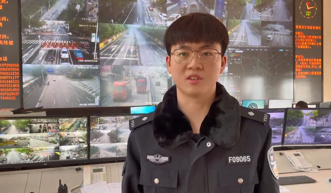 市交警支队指挥中心得知情况后,钟鉴红立即拨打110求助,为了节约时间