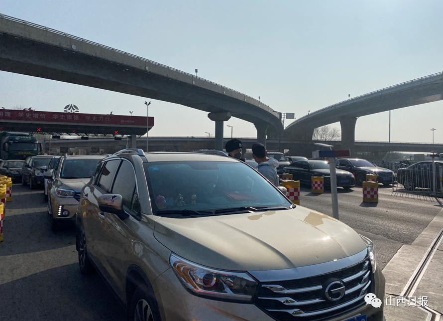 直击防控一线高速卡口上的寒冬防疫人