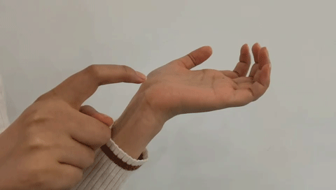 方法二:用另一只手的手指稍用力敲击手腕的正中部位,如果手掌的大拇指