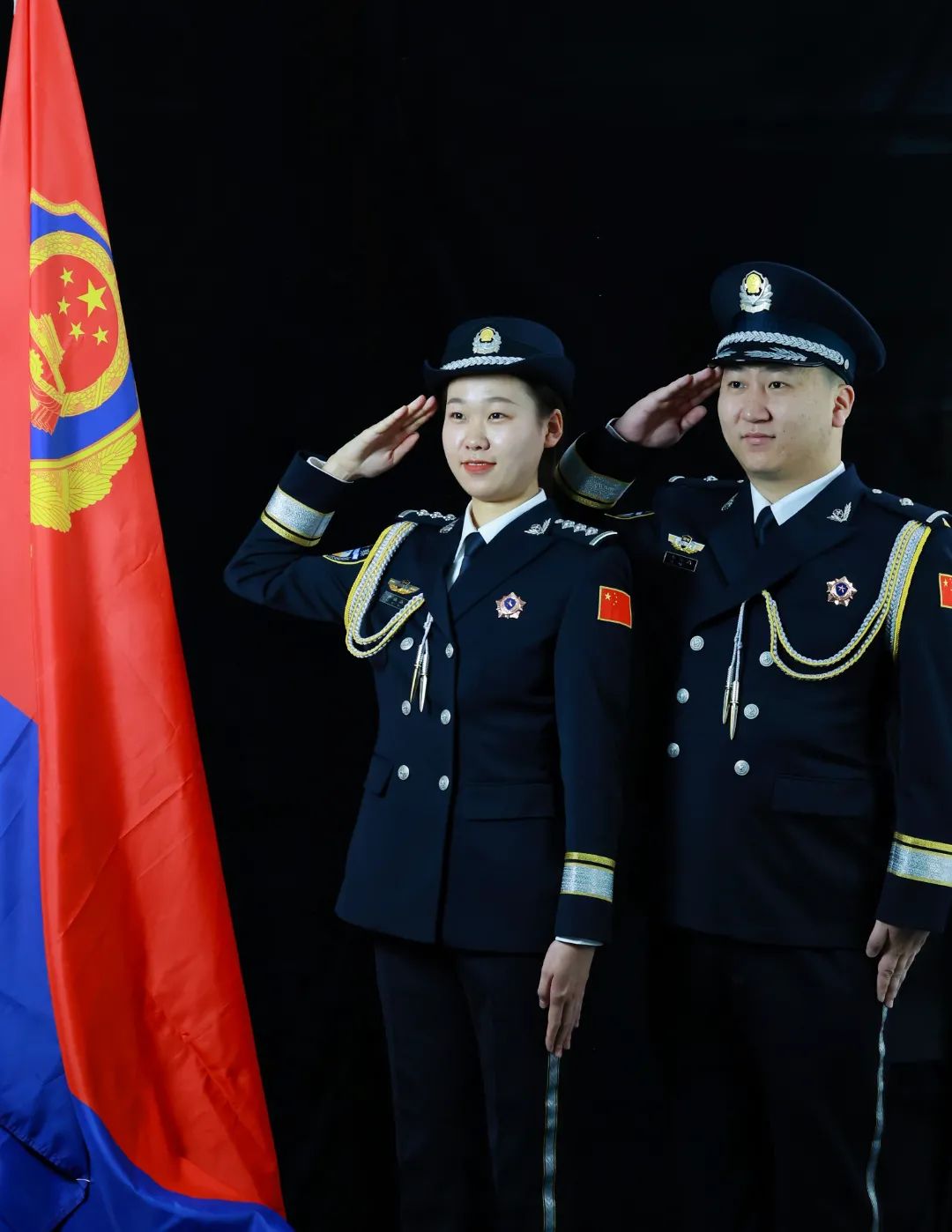 你穿警礼服的样子最闪耀