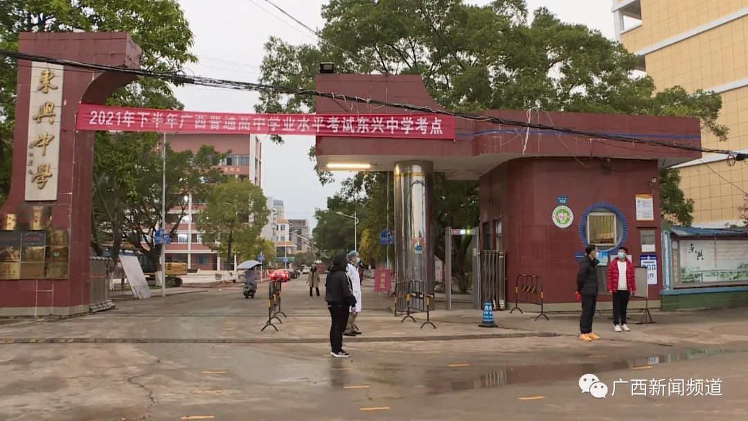 昨天(1月10日)上午,记者在东兴中学看到,经过值班教师和安保人员的有