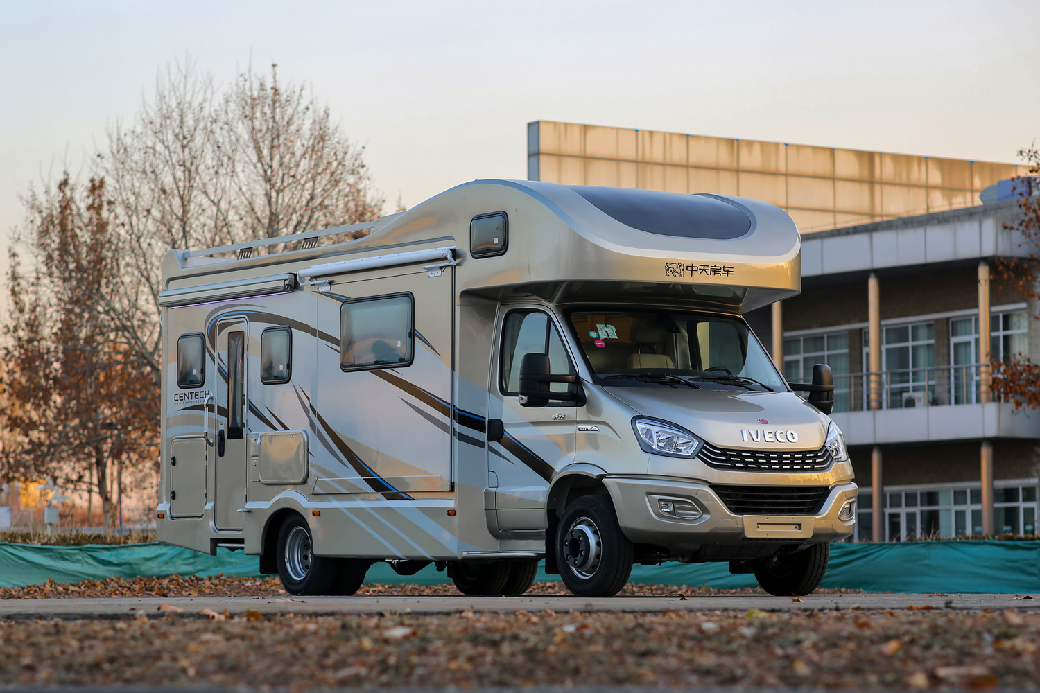 经典再现!中天房车发布领航者驭风系列三拓展房车,真有想象力