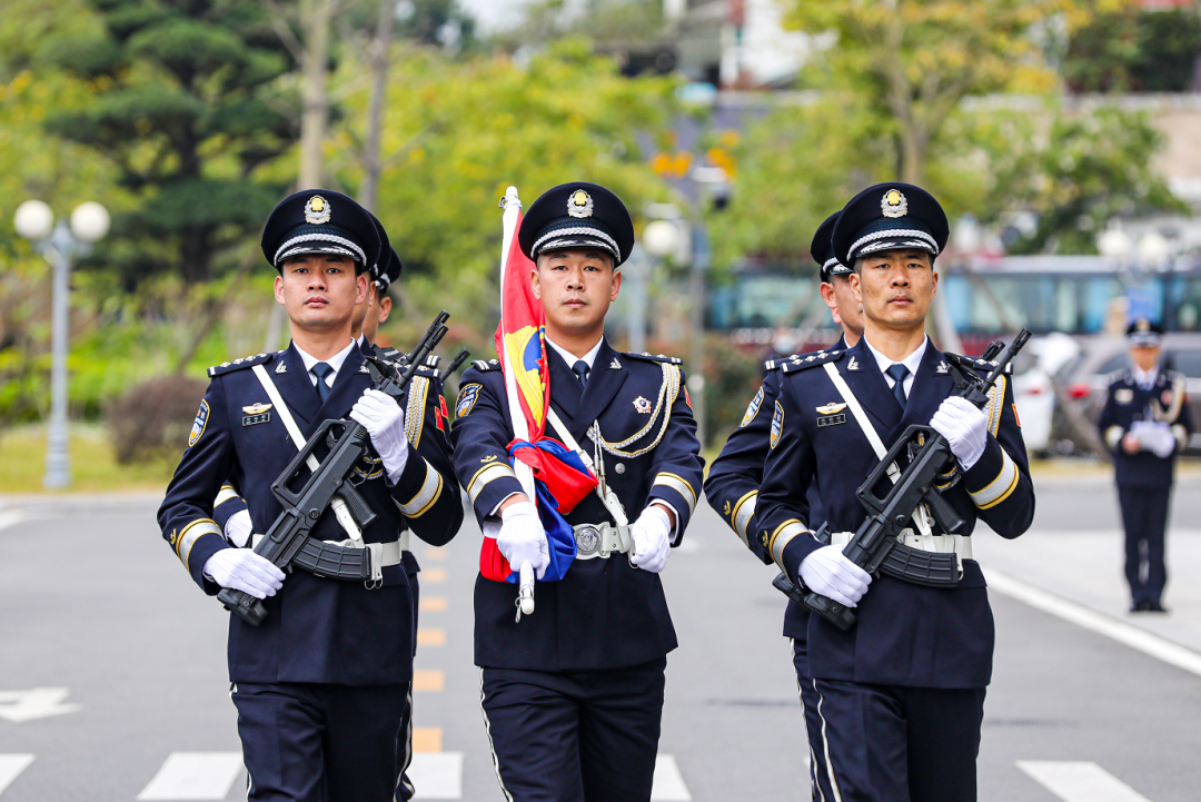 参加仪式民警,面向警旗敬礼并庄严宣誓,高亢恢宏的公安机关人民警察