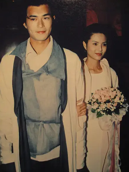 1997年袁潔瑩參演《廉政追緝令》,飾演英姿颯爽女警簡鳴暉,她的cp對象