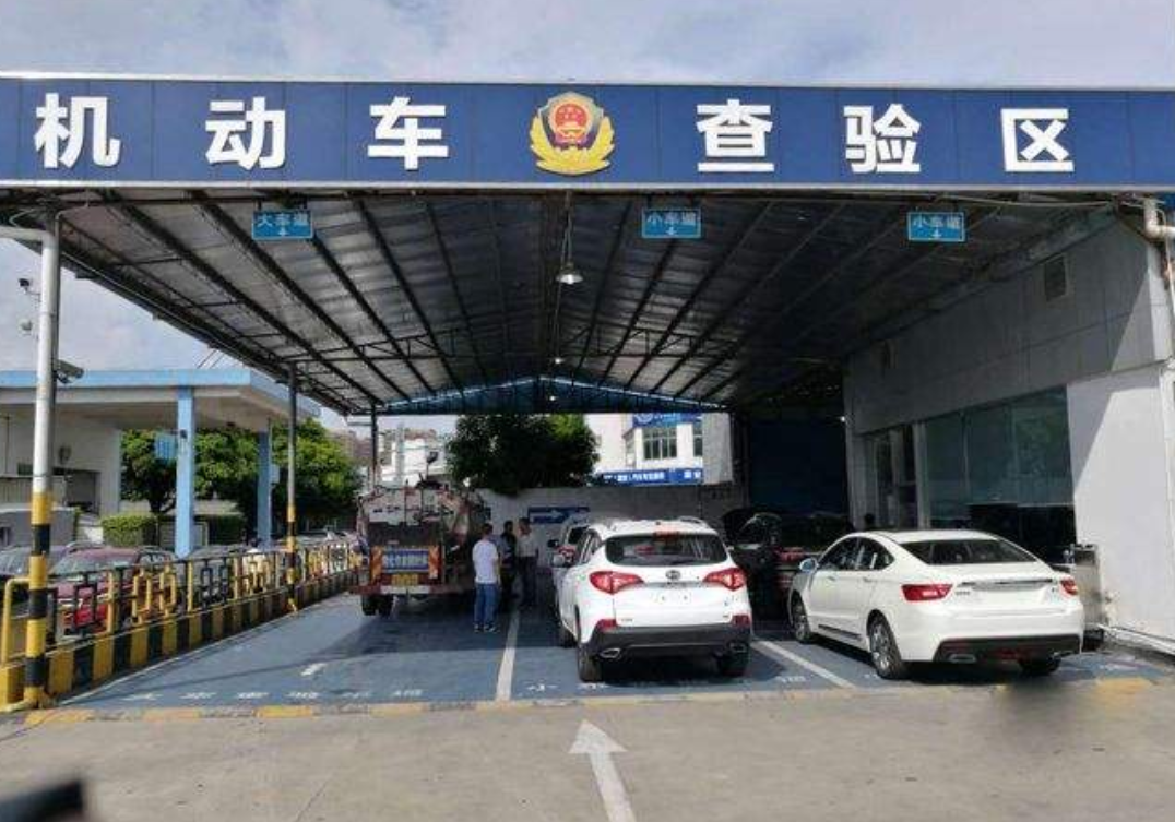 年检一脚油门5000转,汽车能吃得消吗?结果跟你想的不一样