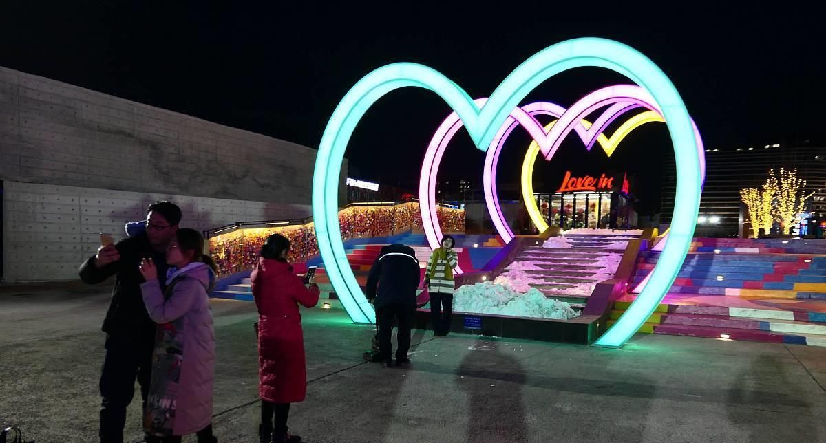 安徽:女子穿身红衣戴头盔,站路边自言自语,曾是一流女教师休闲区蓝鸢梦想 - Www.slyday.coM 安徽:女子穿身红衣戴头盔,站路边自言自语,曾是一流女教师休闲区蓝鸢梦想 - Www.slyday.coM