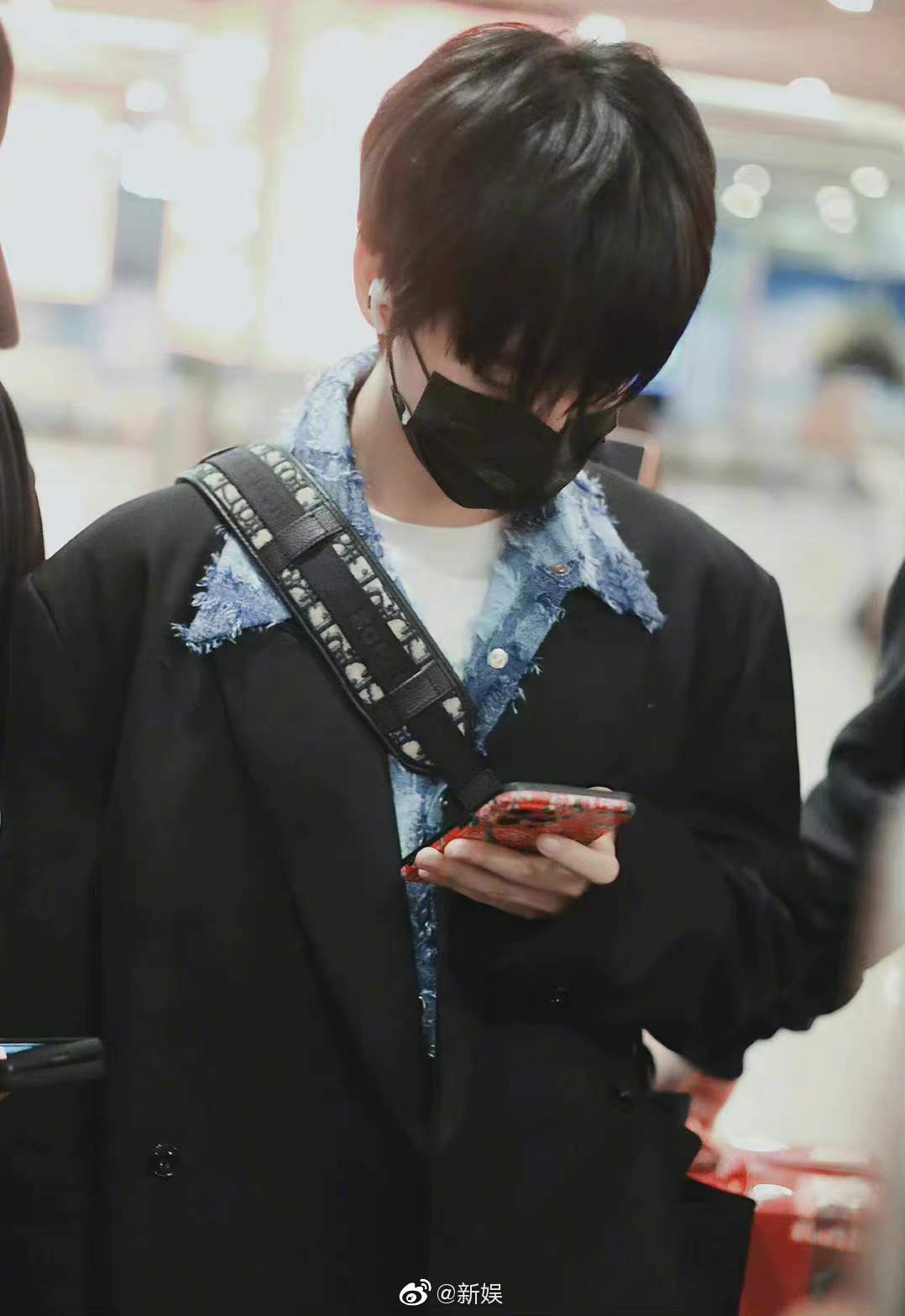 贺峻霖晒收工自拍不得不说拍照技术是越来越好了