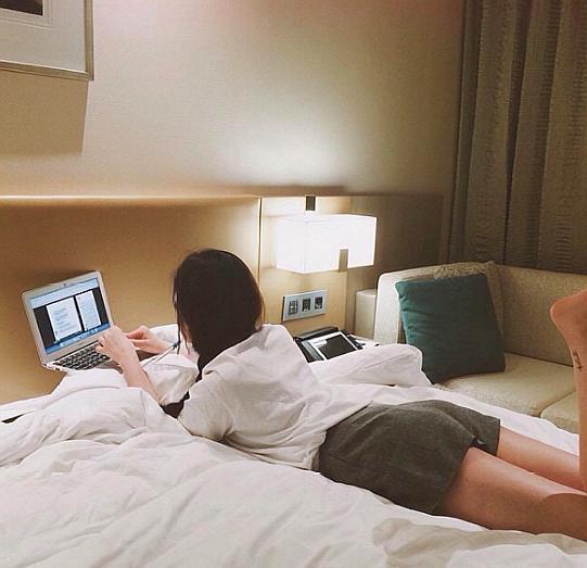 隔离男子在酒店房间洗空调刷马桶:勤快人的勤快行为,不能白住!