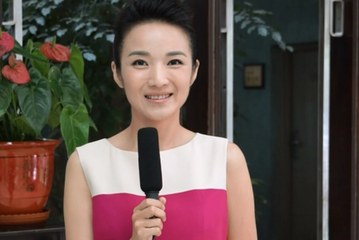 央视管彤春晚彩排引围观身材娇小皮肤超白打扮简单气场强