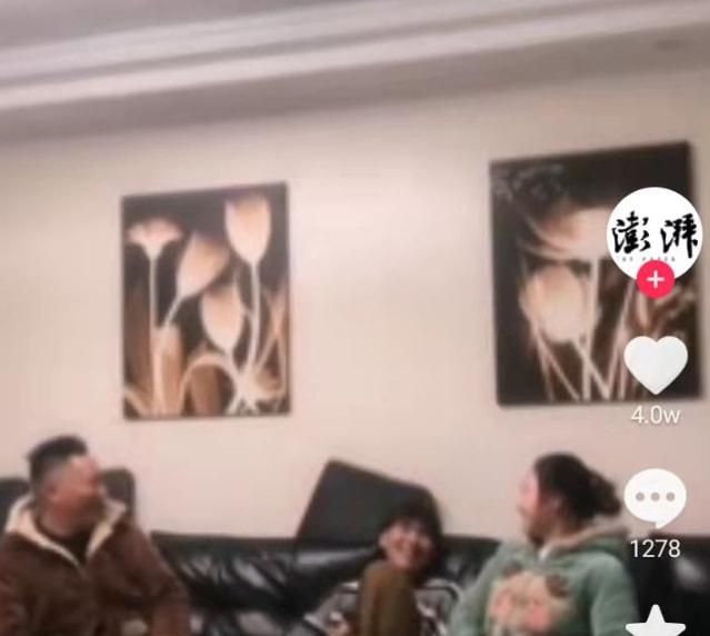 爸妈隔着儿子公开接吻,令已经成年的儿子崩溃,网友:言传身教休闲区蓝鸢梦想 - Www.slyday.coM 爸妈隔着儿子公开接吻,令已经成年的儿子崩溃,网友:言传身教休闲区蓝鸢梦想 - Www.slyday.coM