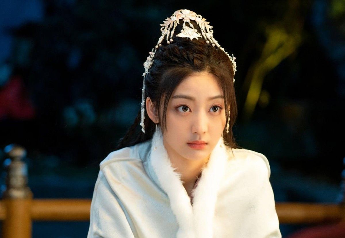 官宣的剧照以及动态来看,作为主演的敖瑞鹏与戚砚笛,在古装加身的文艺