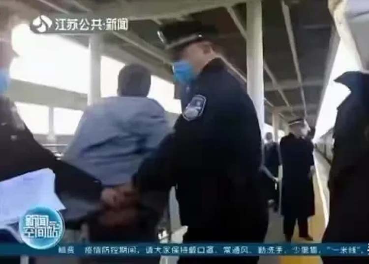 男子在列车上连掀女乘客被子，欲行不轨被拘，网友嫌处罚太轻休闲区蓝鸢梦想 - Www.slyday.coM