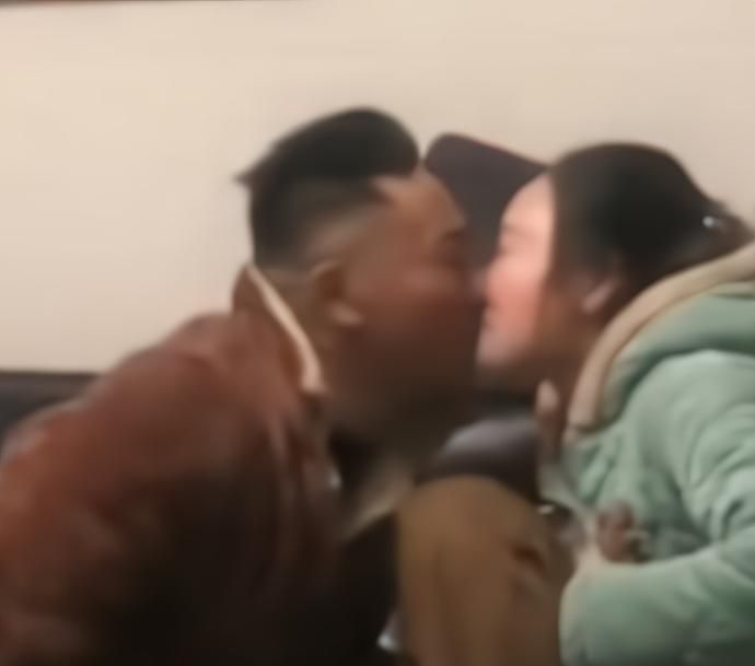 爸妈隔着儿子公开接吻,令已经成年的儿子崩溃,网友:言传身教休闲区蓝鸢梦想 - Www.slyday.coM 爸妈隔着儿子公开接吻,令已经成年的儿子崩溃,网友:言传身教休闲区蓝鸢梦想 - Www.slyday.coM