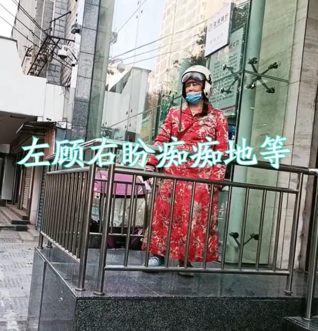 安徽:女子穿身红衣戴头盔,站路边自言自语,曾是一流女教师休闲区蓝鸢梦想 - Www.slyday.coM 安徽:女子穿身红衣戴头盔,站路边自言自语,曾是一流女教师休闲区蓝鸢梦想 - Www.slyday.coM