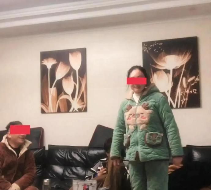 爸妈隔着儿子公开接吻,令已经成年的儿子崩溃,网友:言传身教休闲区蓝鸢梦想 - Www.slyday.coM 爸妈隔着儿子公开接吻,令已经成年的儿子崩溃,网友:言传身教休闲区蓝鸢梦想 - Www.slyday.coM