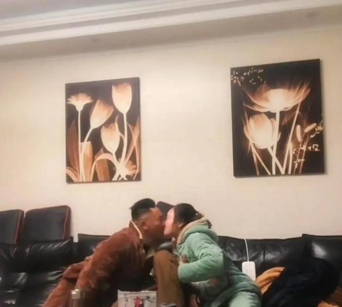 爸妈隔着儿子公开接吻,令已经成年的儿子崩溃,网友:言传身教休闲区蓝鸢梦想 - Www.slyday.coM 爸妈隔着儿子公开接吻,令已经成年的儿子崩溃,网友:言传身教休闲区蓝鸢梦想 - Www.slyday.coM