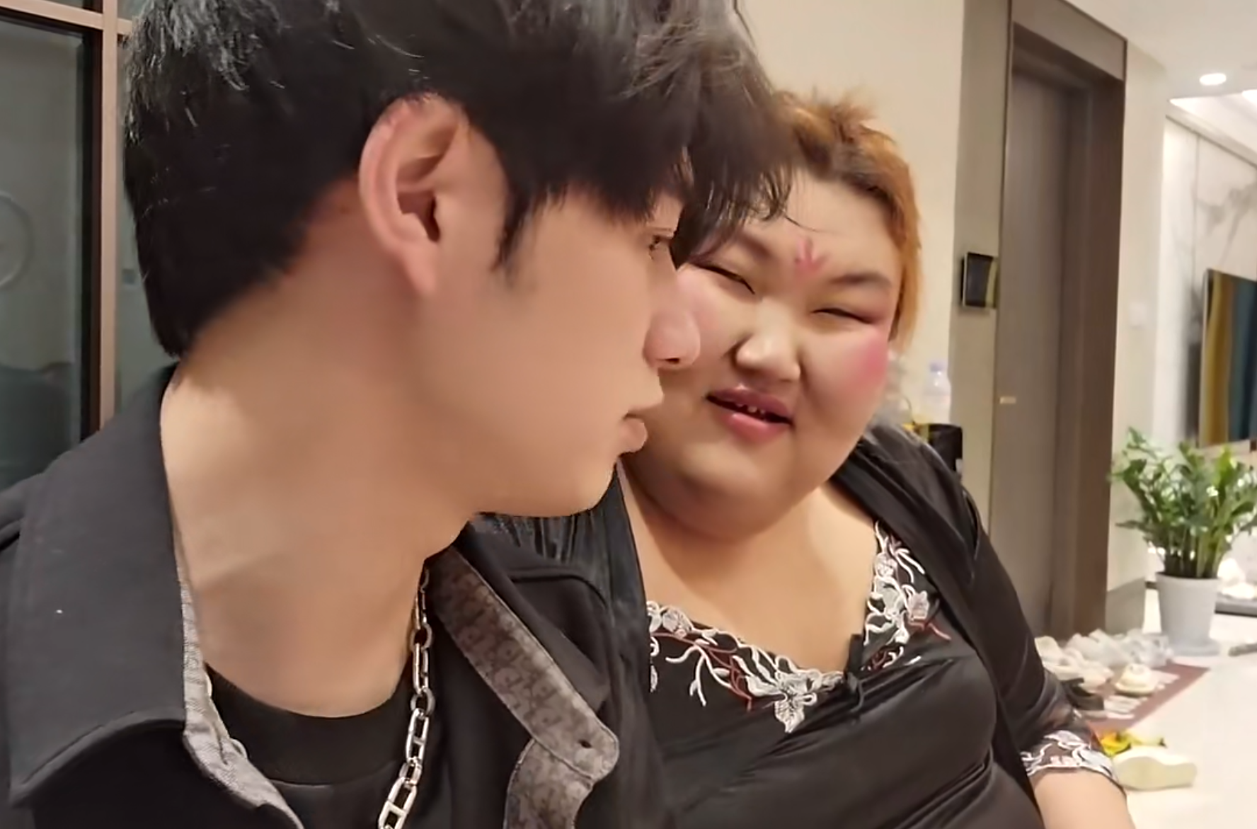 最搞笑的是对方让童锦程搂着自己,还要童锦程吻自己