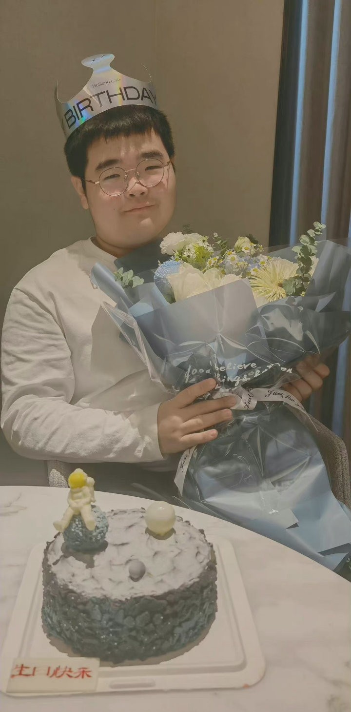 今年13岁的曹桐睿身材高大,身高直飚到一米七,不过他的脸又圆润了好几