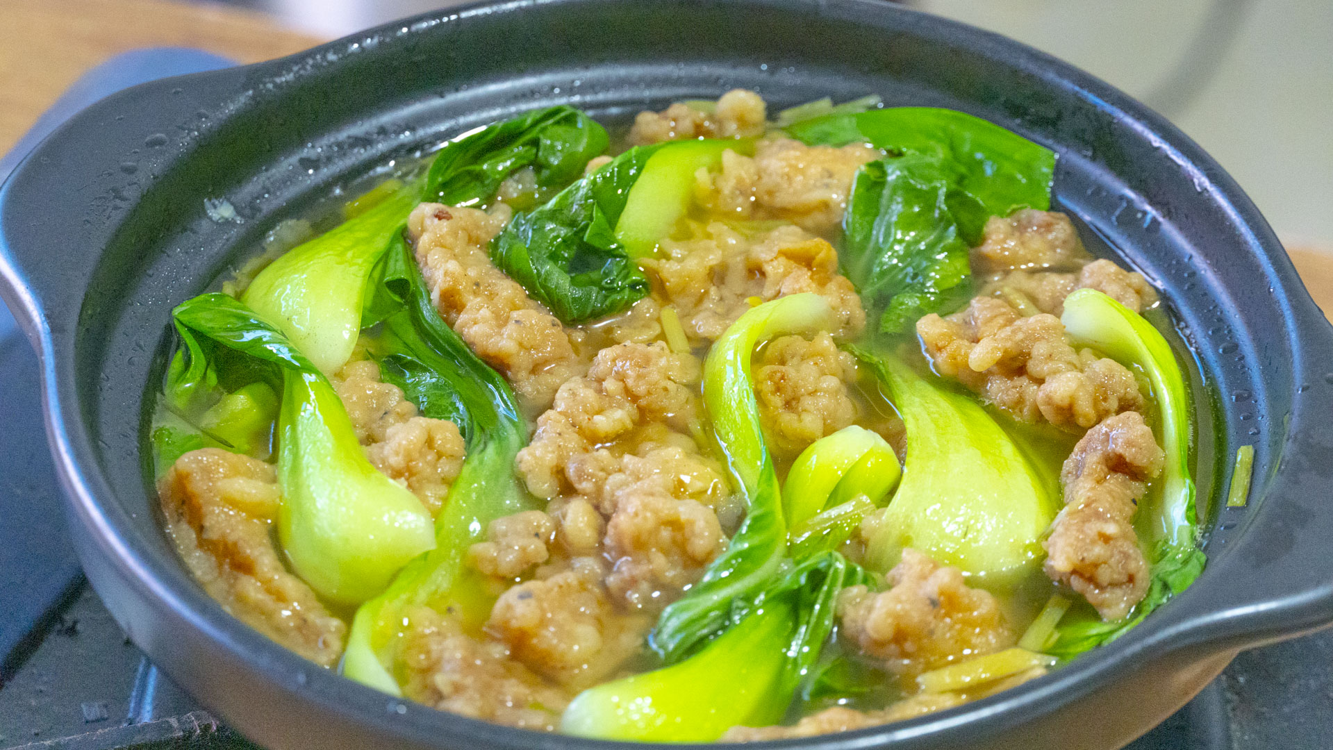 加点青菜焖1分钟,开盖淋上几滴香油就可以吃了,这个酥肉汤简单又好喝
