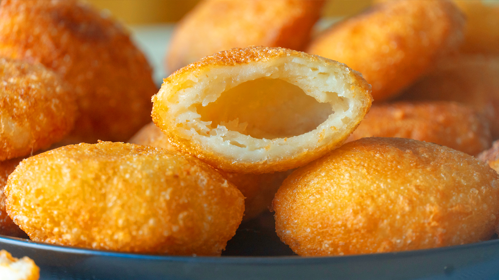 8,小麻花〖 食材清单 〗面粉300克,鸡蛋3颗,白糖30克,20克食用油