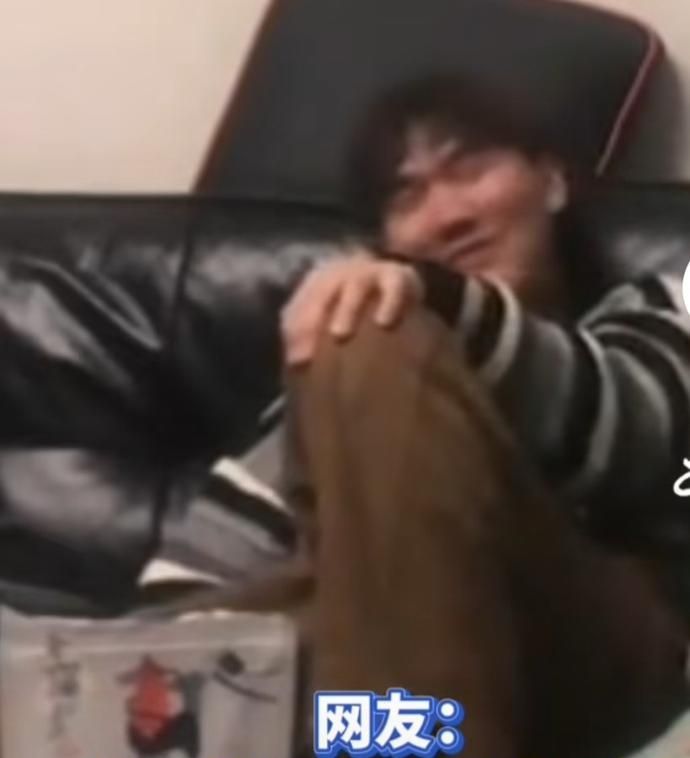 爸妈隔着儿子公开接吻,令已经成年的儿子崩溃,网友:言传身教休闲区蓝鸢梦想 - Www.slyday.coM 爸妈隔着儿子公开接吻,令已经成年的儿子崩溃,网友:言传身教休闲区蓝鸢梦想 - Www.slyday.coM