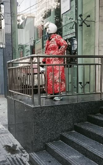 安徽:女子穿身红衣戴头盔,站路边自言自语,曾是一流女教师休闲区蓝鸢梦想 - Www.slyday.coM 安徽:女子穿身红衣戴头盔,站路边自言自语,曾是一流女教师休闲区蓝鸢梦想 - Www.slyday.coM