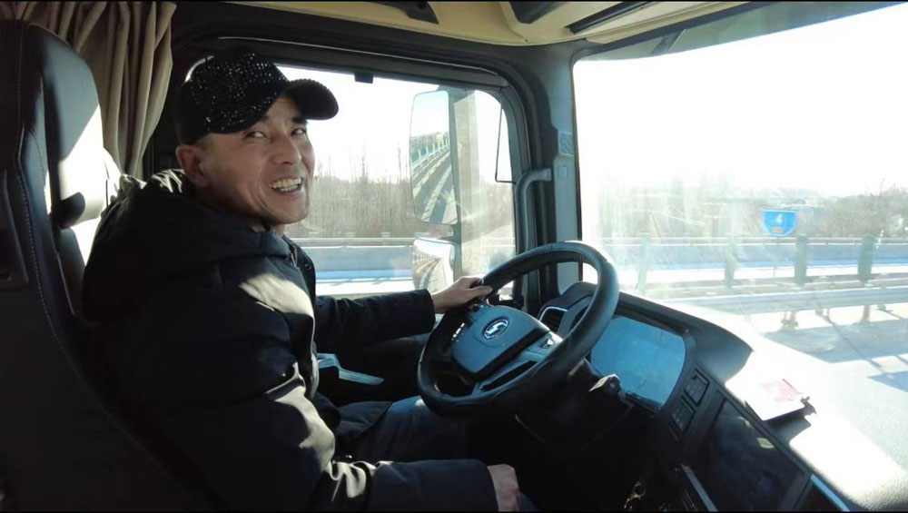 54岁卡友周凤波开上法士特自动挡我暂时就不考虑退休啦