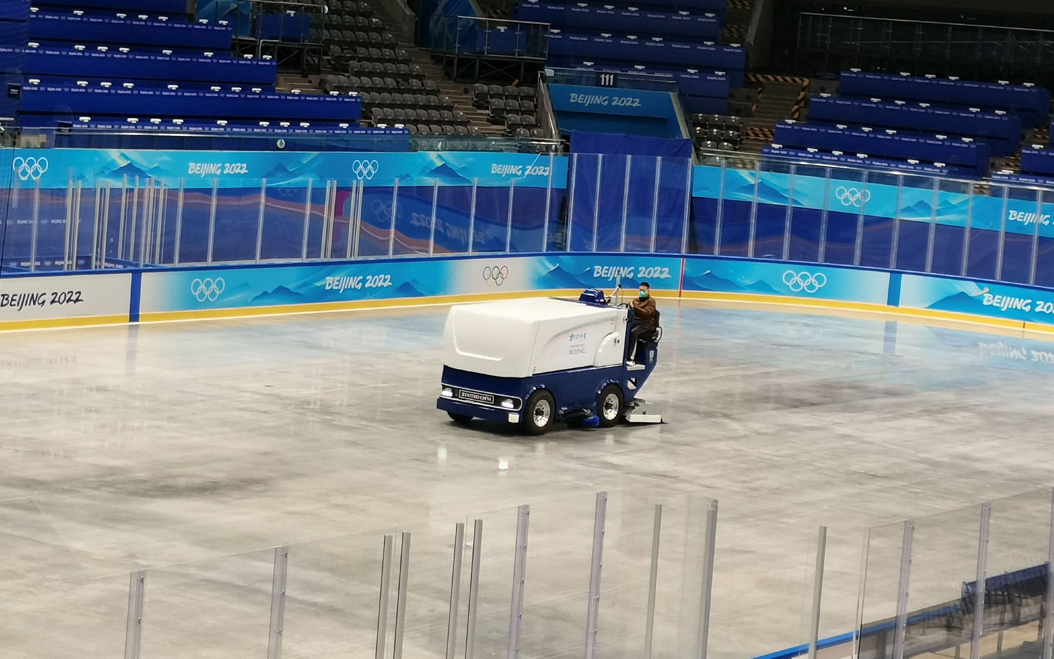 浇冰车进行底冰浇筑作业.图/张恩杰