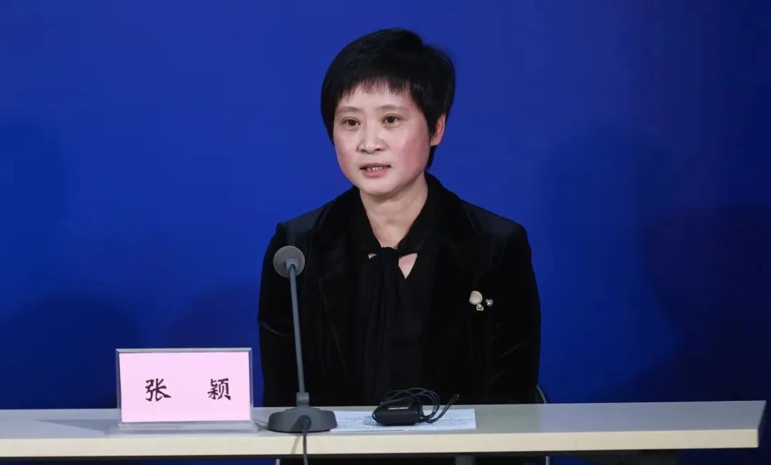 在发布会上,有记者向张颖提问:"今天中午,据报道,大连2例阳性是天津返