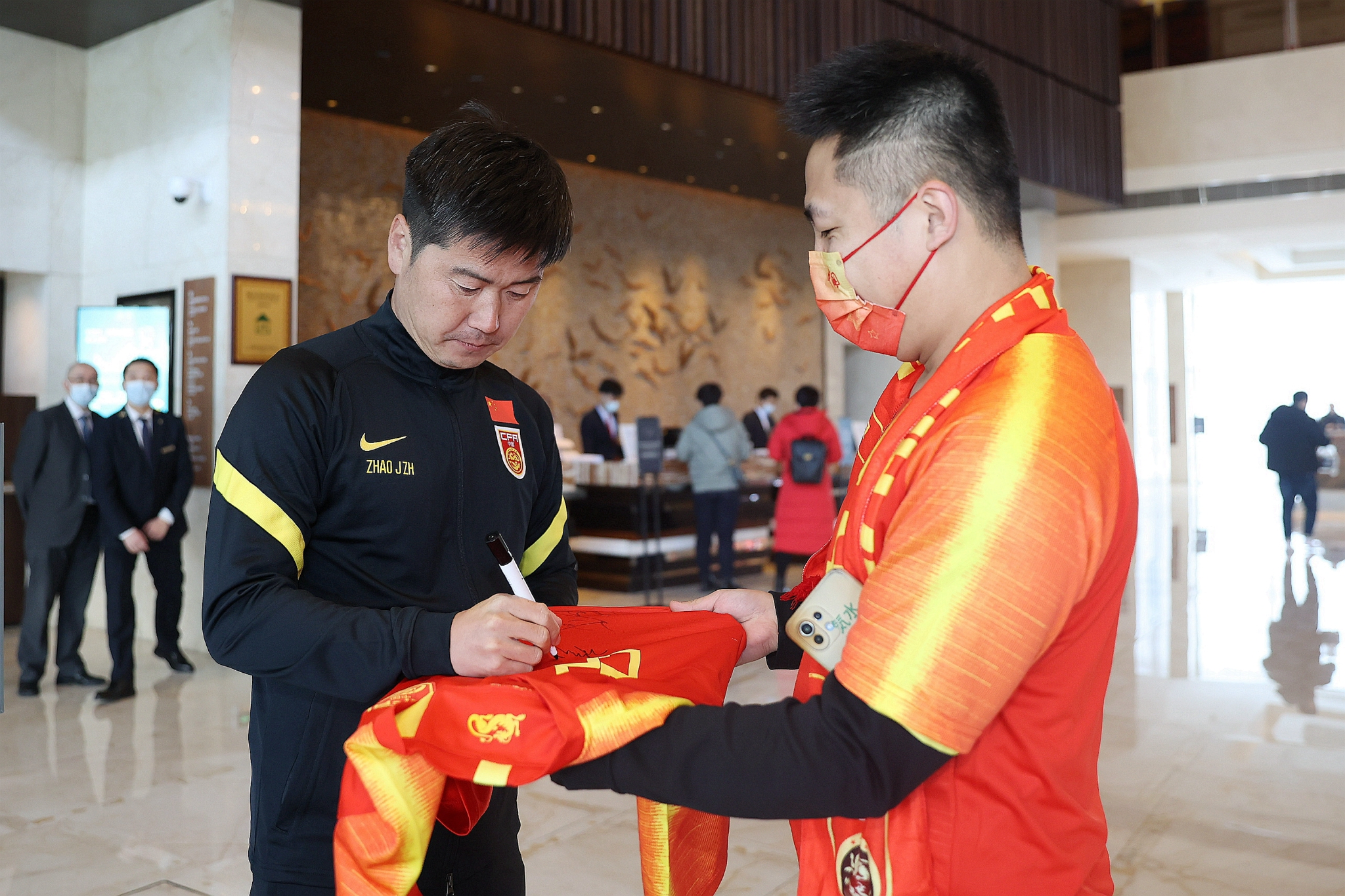 Zhao Junzhe, assistant coach of the national football team, signed autographs for fans.