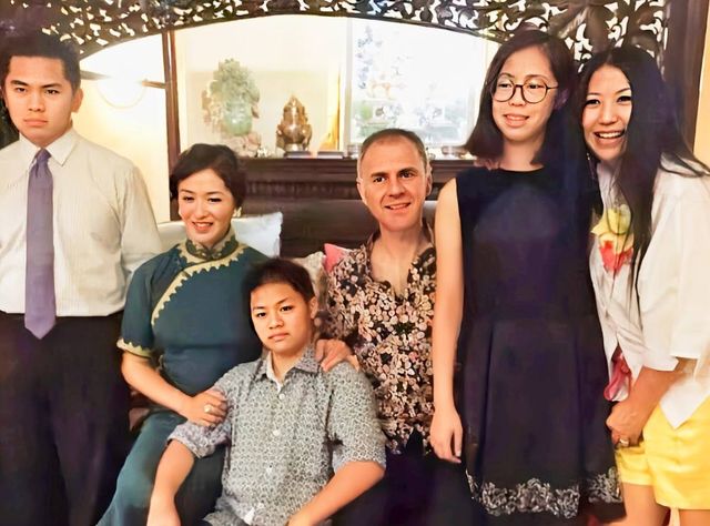 54岁金星秀恩爱,靠外籍丈夫怀中甜蜜撒娇,对方皱眉抱怨太肉麻|汉斯