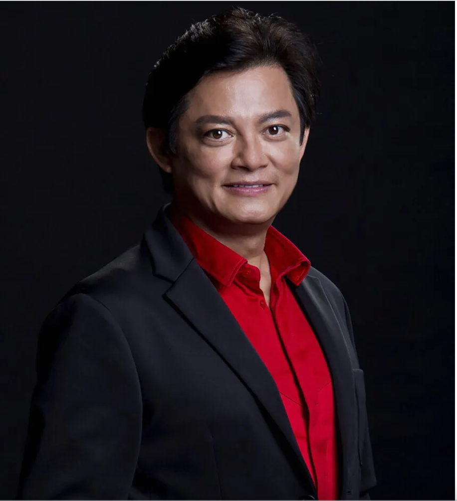 莫华伦北京大学歌剧研究院教授,著名男高音歌唱家,国家一级演员.