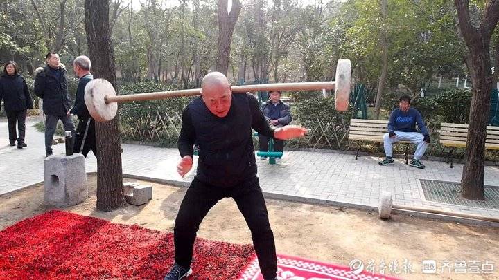 济南一群老人热衷玩石锁石担健身强体