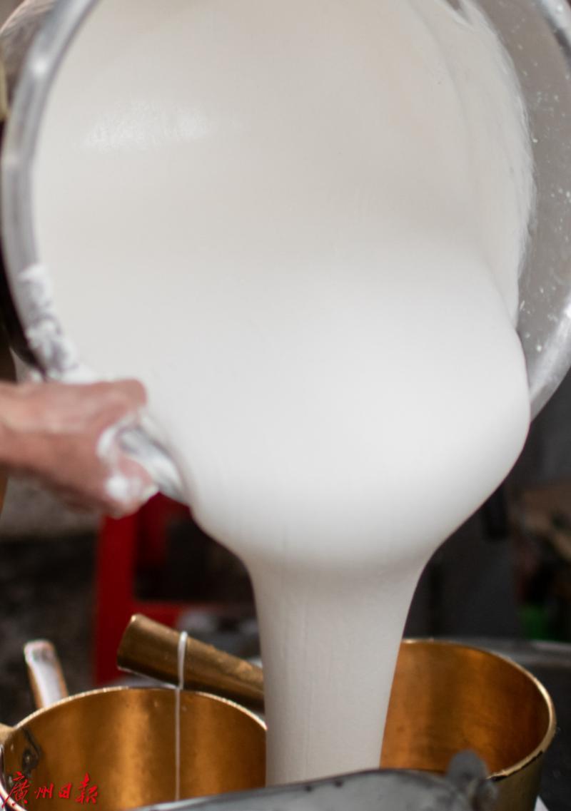 资料图:精心磨制的米浆 (庄小龙 摄)