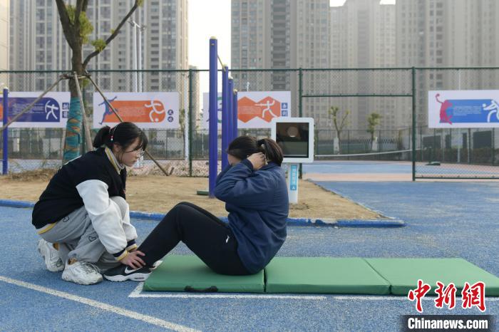 在合肥一六八玫瑰园学校,学生在"智慧操场"上练习仰卧起坐. 张娅子 摄