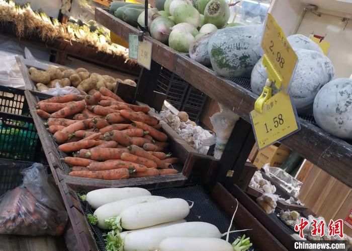 北京西城区某超市的蔬菜区。 中新网记者 谢艺观 摄