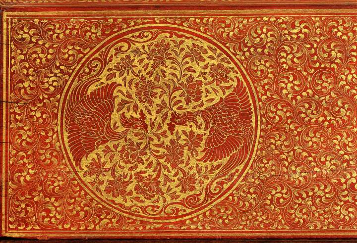 再翻开一本图册,里面有一页是小盒上描金花纹的放大版.