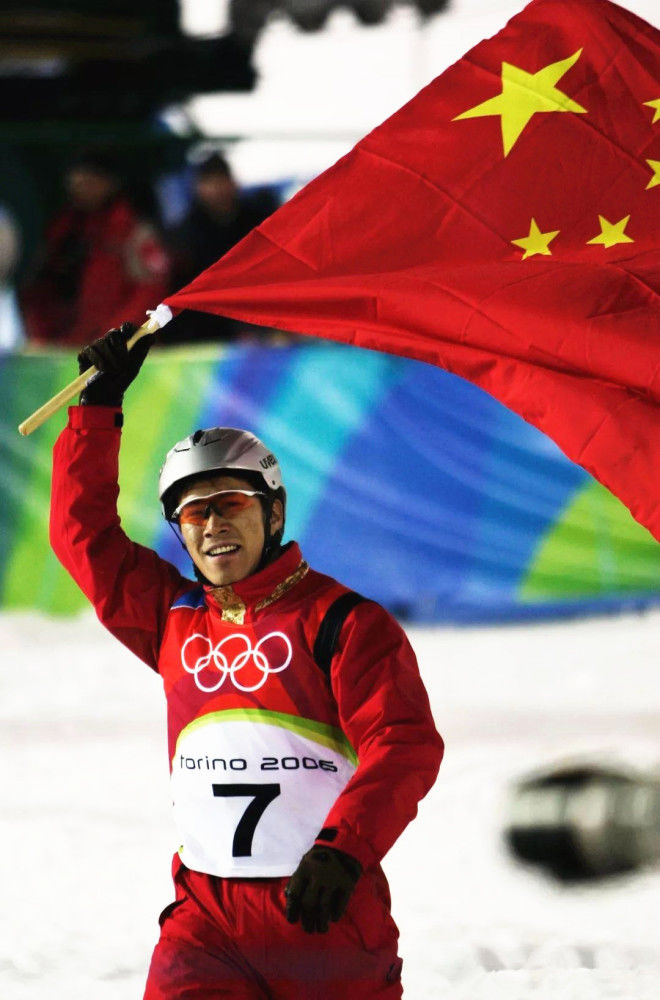 2006年都灵冬奥会中国运动员韩晓鹏和李妮娜分别获得了自由式滑雪空中