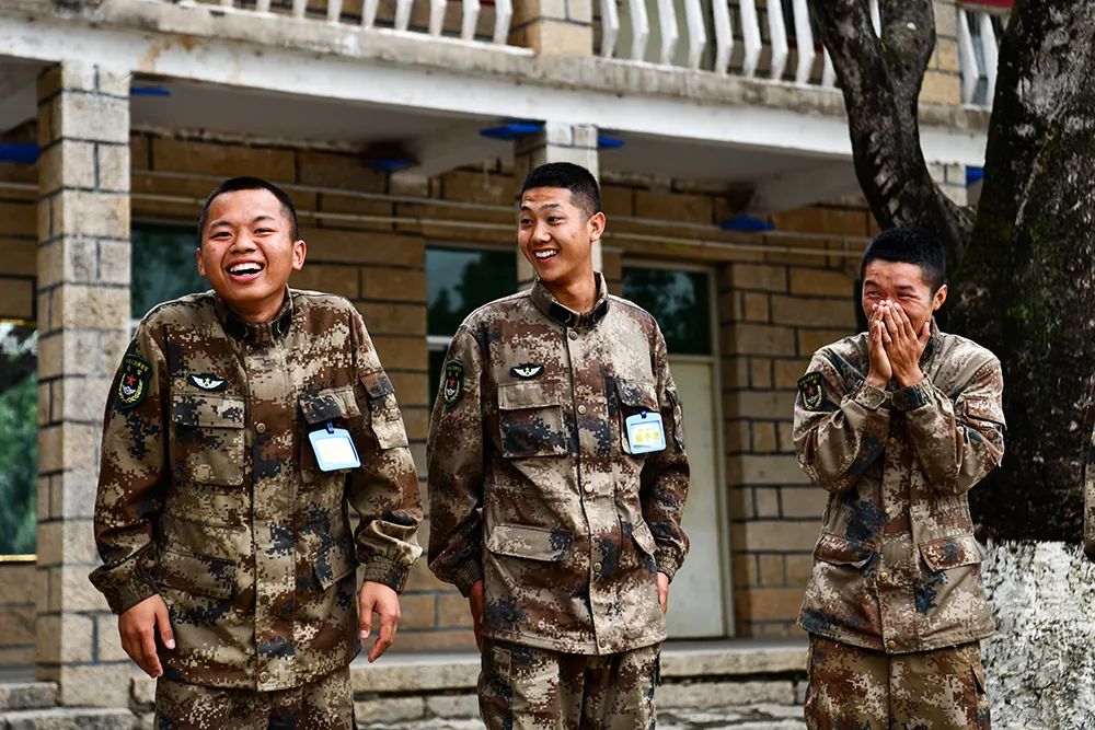 丫丫来到新兵营新战友们欢迎回家