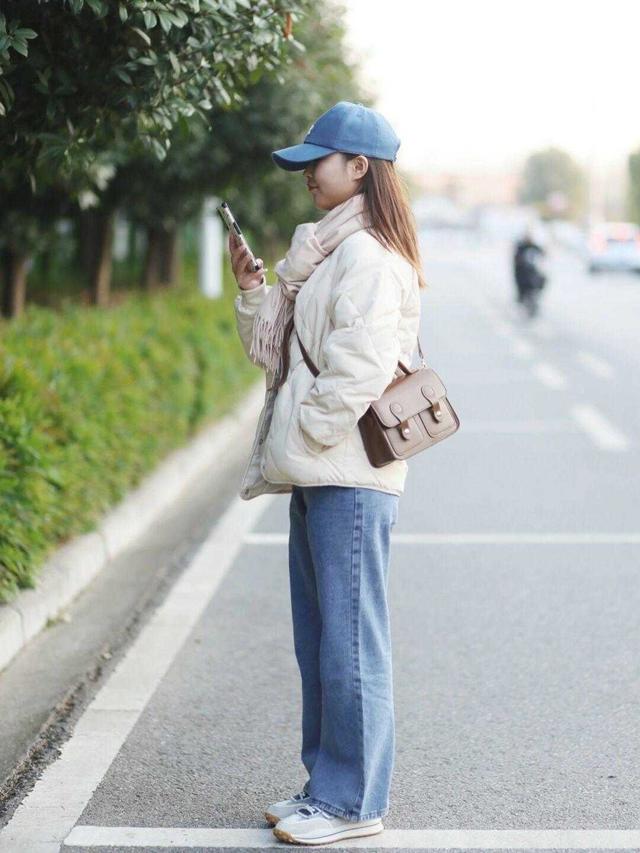 因为我是小个子女生,在挑选羽绒服时,会倾向于挑选甜美可爱风格,无领