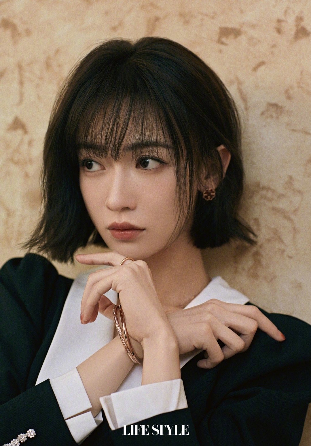 吴谨言《精品购物指南》|吴谨言|刘海|封面大片_新浪新闻