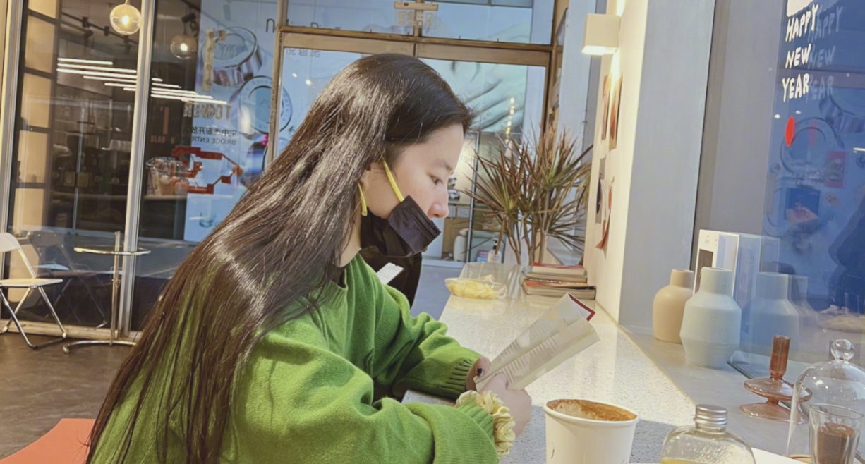 刘亦菲晒喝咖啡照手上的书和大肠发圈成焦点董卿那句话好配她